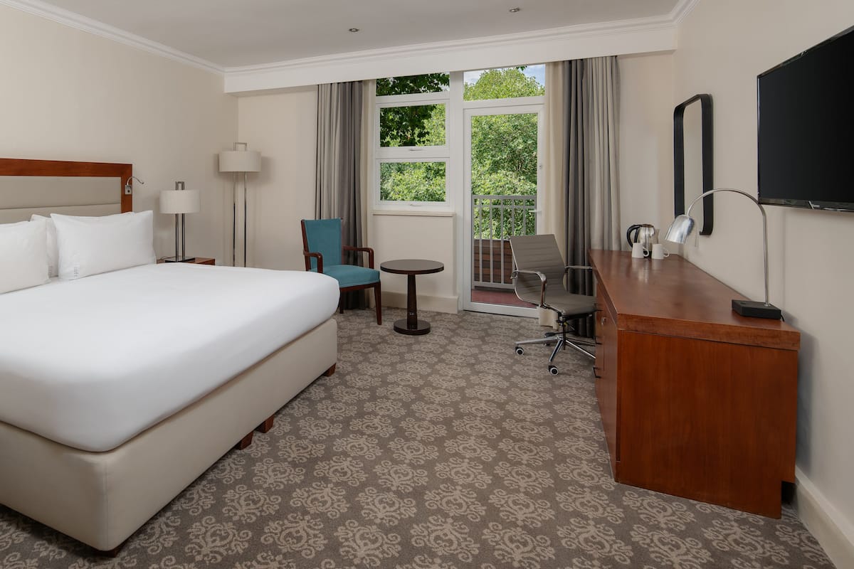 Premium Room, 1 King Bed, Accessible | 1 bedroom, premium bedding, minibar, in-room safe