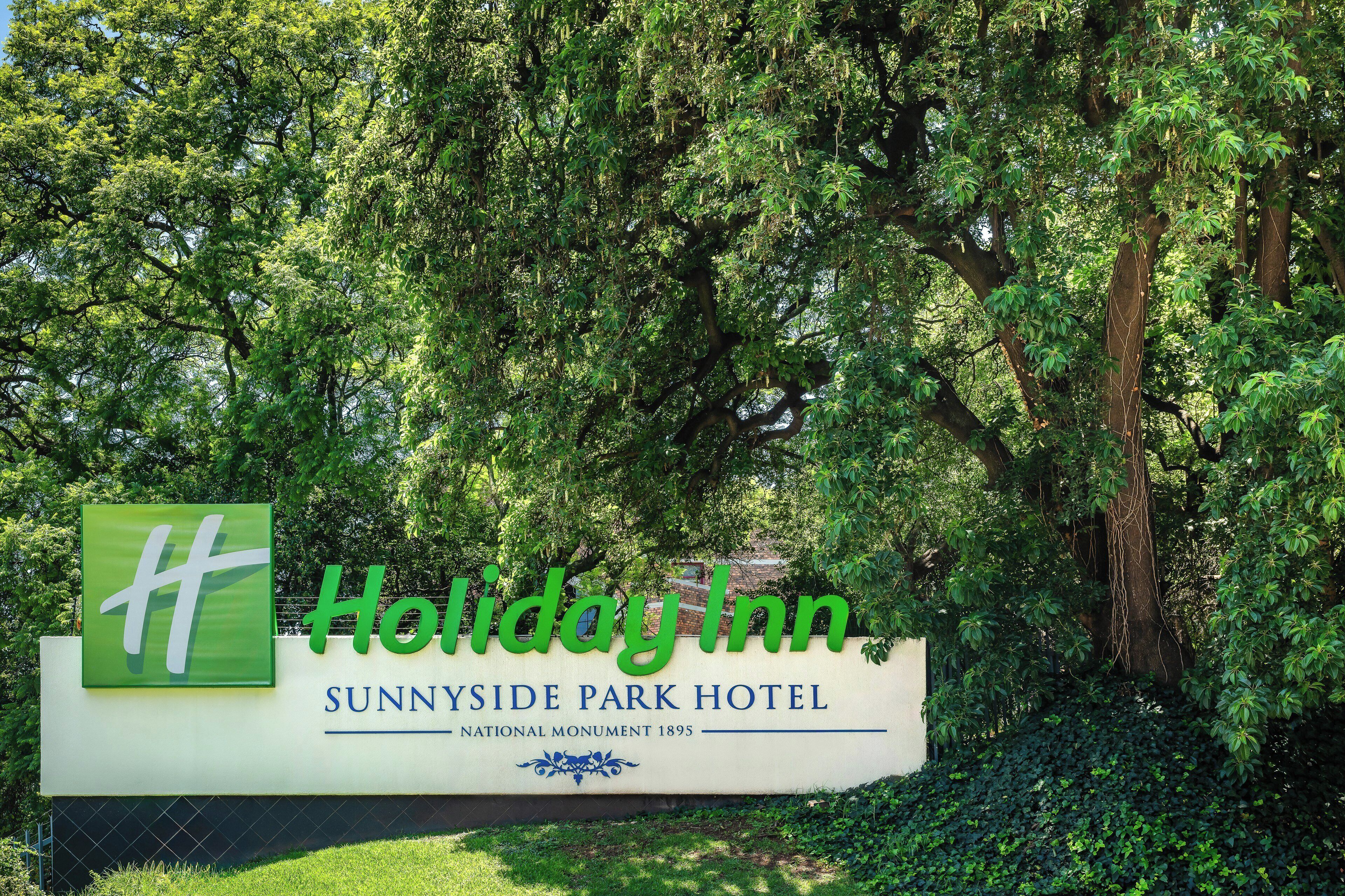 Cartell del Sunnyside Park Hotel amb un logotip i el nom.