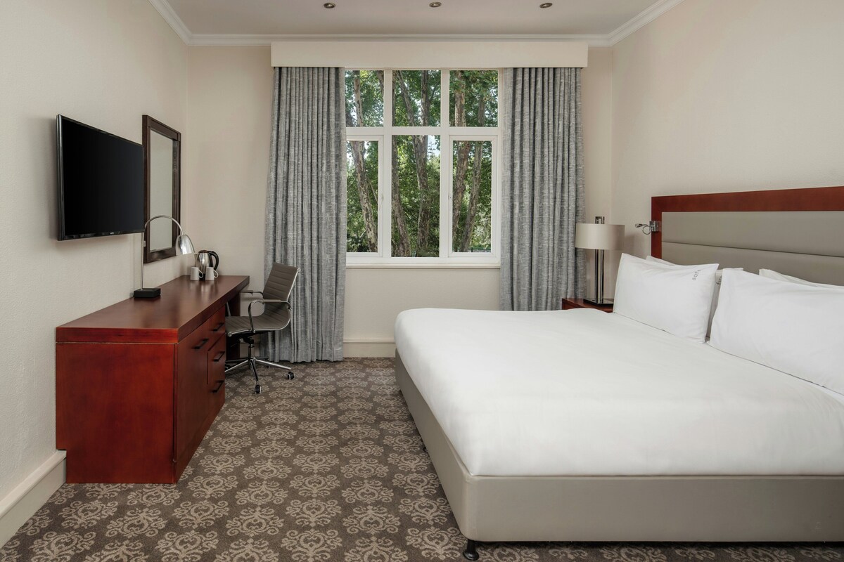 Kamar Standar | Seprai premium, minibar, brankas, dan meja kerja