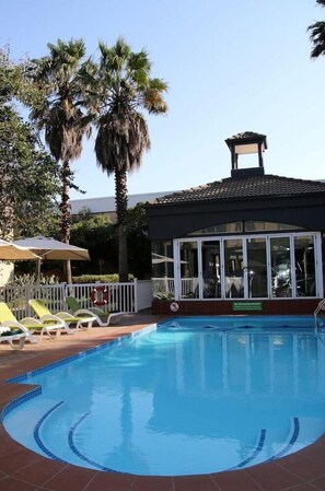 Outdoor pool - Airport Grand Hotel and Conference Center (Boksburg)