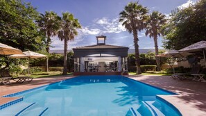 Una piscina al aire libre
