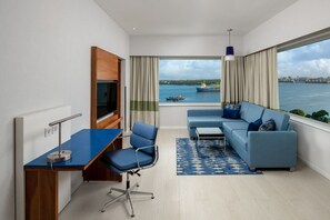 Suite, 1 slaapkamer, uitzicht op haven | Uitzicht op strand/zee