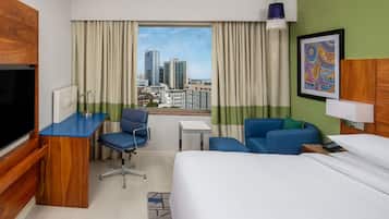 Deluxe Room, 1 Queen Bed, City View, Poolside