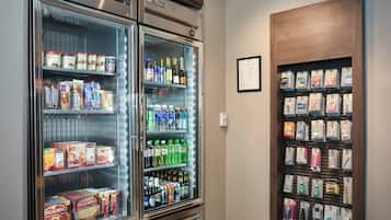 Un réfrigérateur rempli de divers aliments et boissons, ainsi qu’un présentoir de produits emballés.