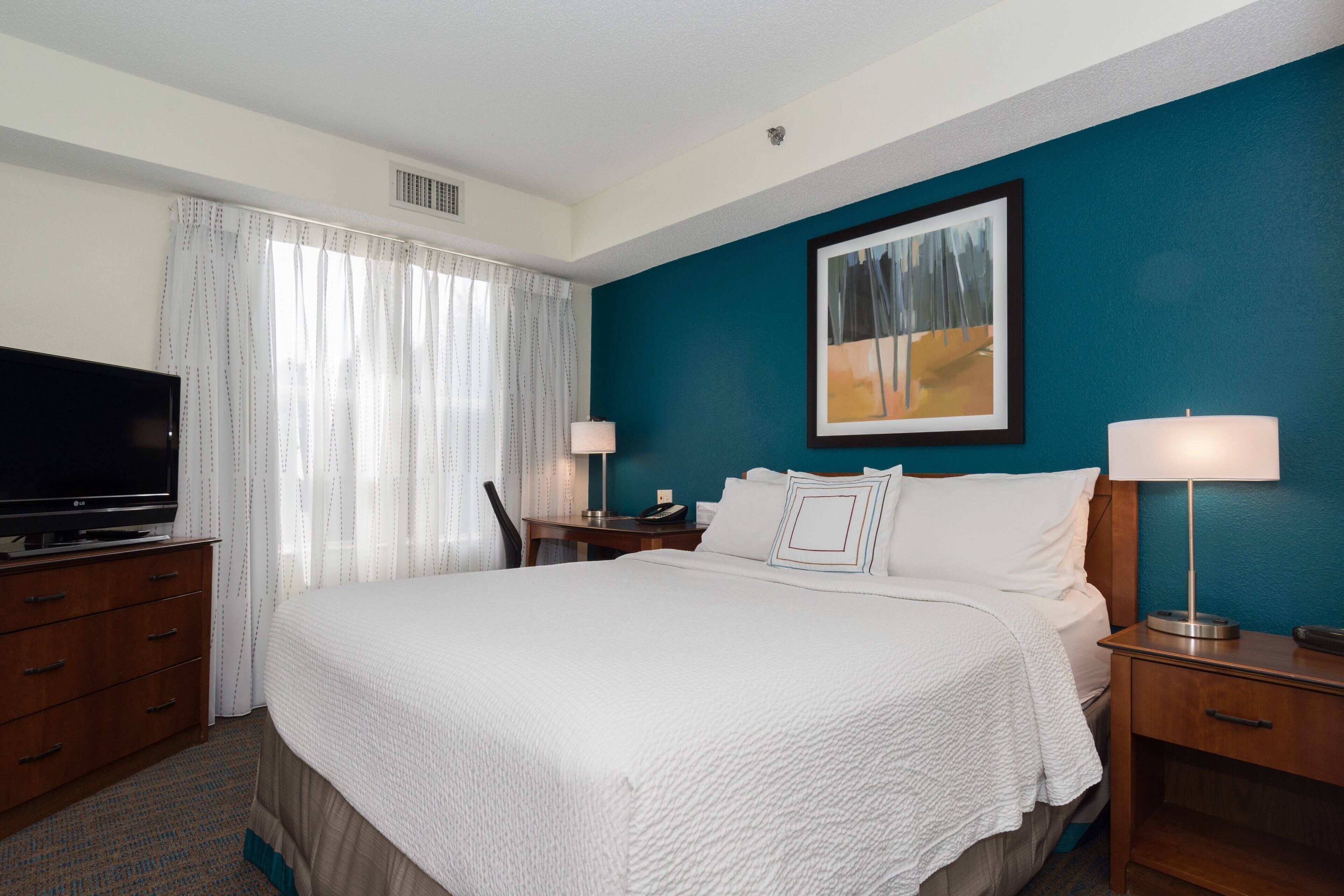 suite, 1 double bed, fireplace | premium bedding, in-room safe, desk, iron/ironing board