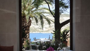 A dining table set for four with a view of the sea and mountains. - Patara Prince Hotel & Resort (Kas)