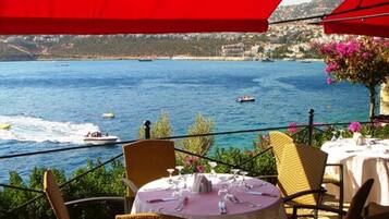 3 restaurants, dinner served