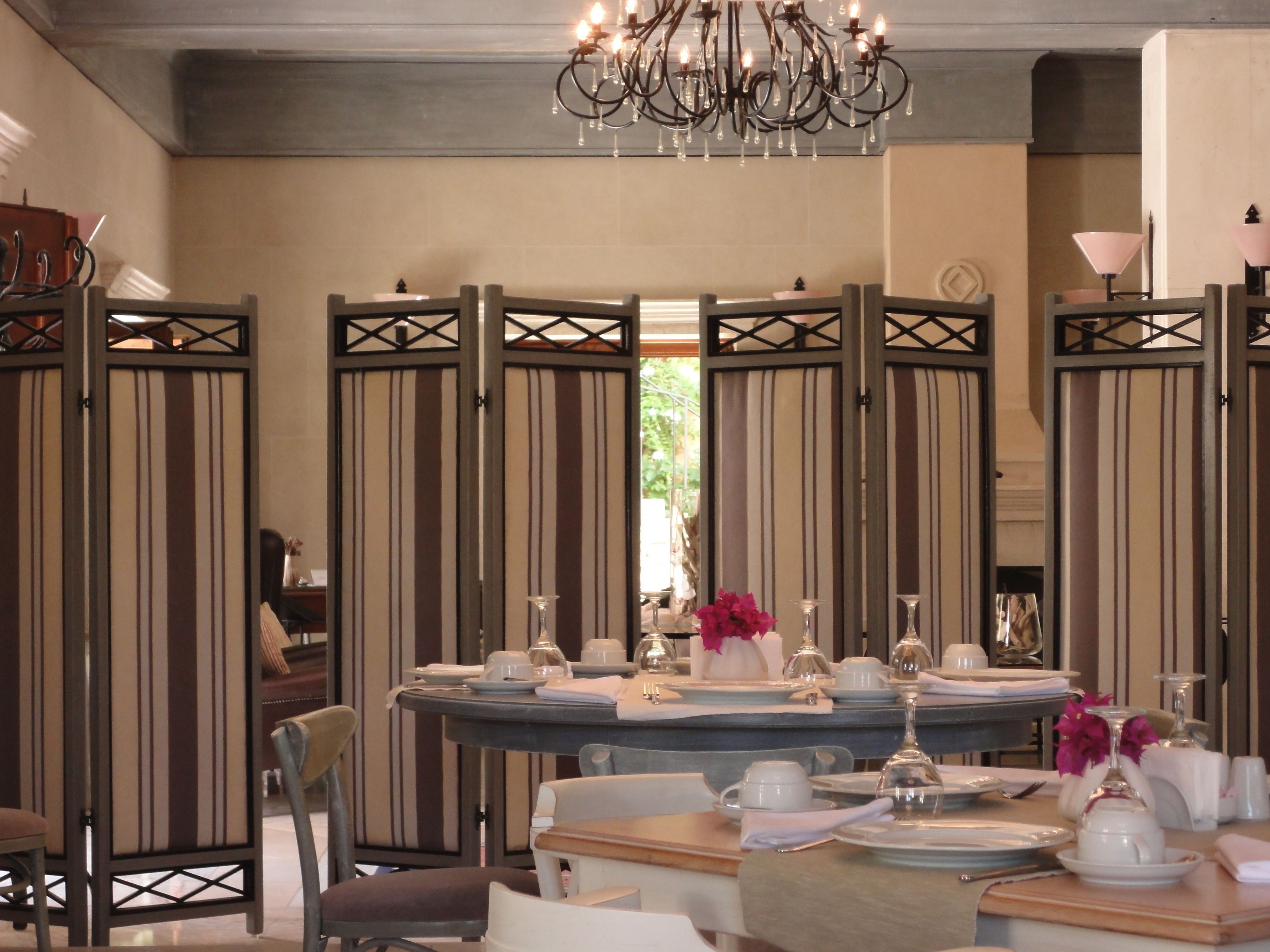 3 restaurants, dinner served