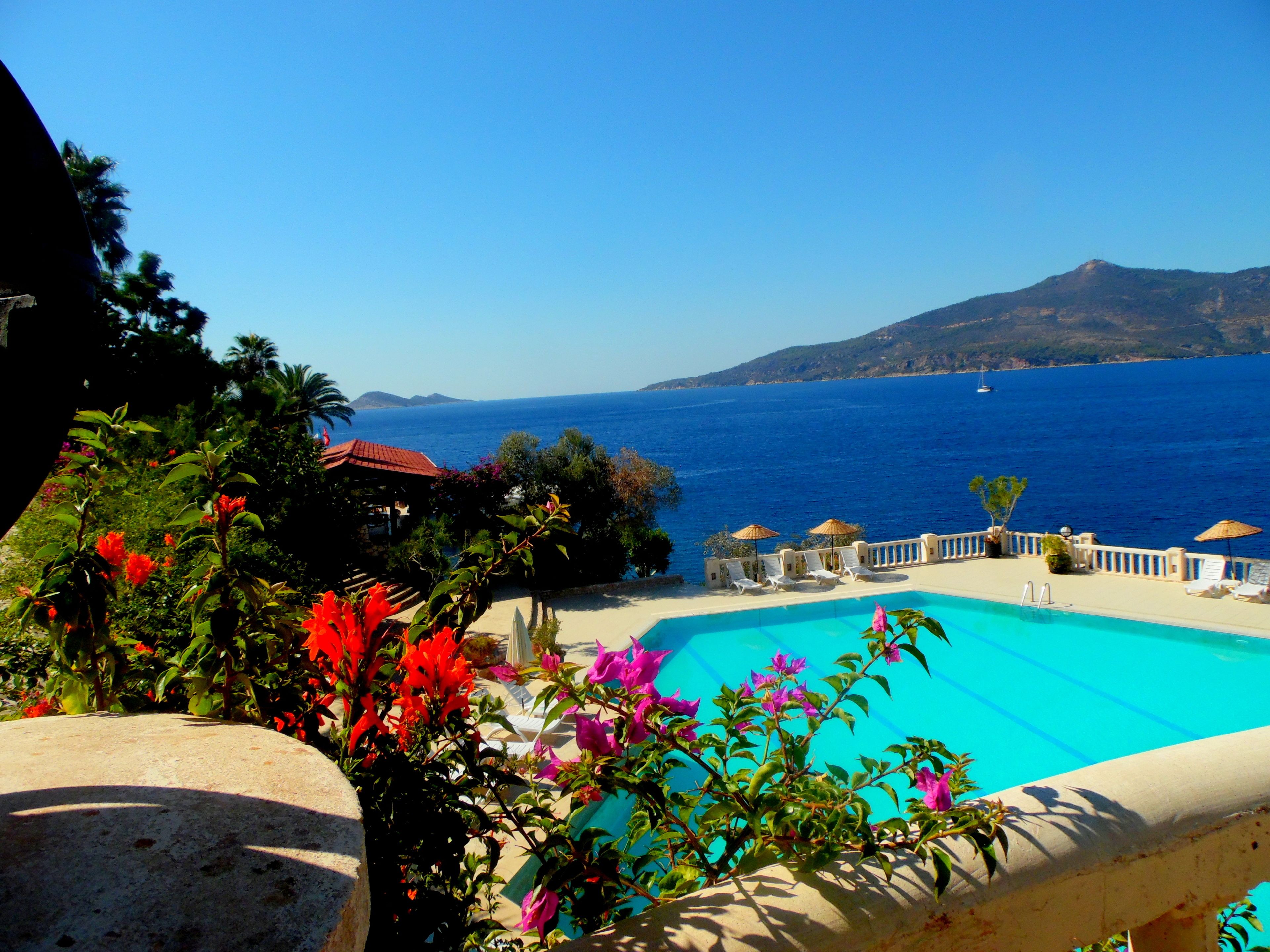 3 outdoor pools, open 8:30 am to 6:30 pm, pool loungers