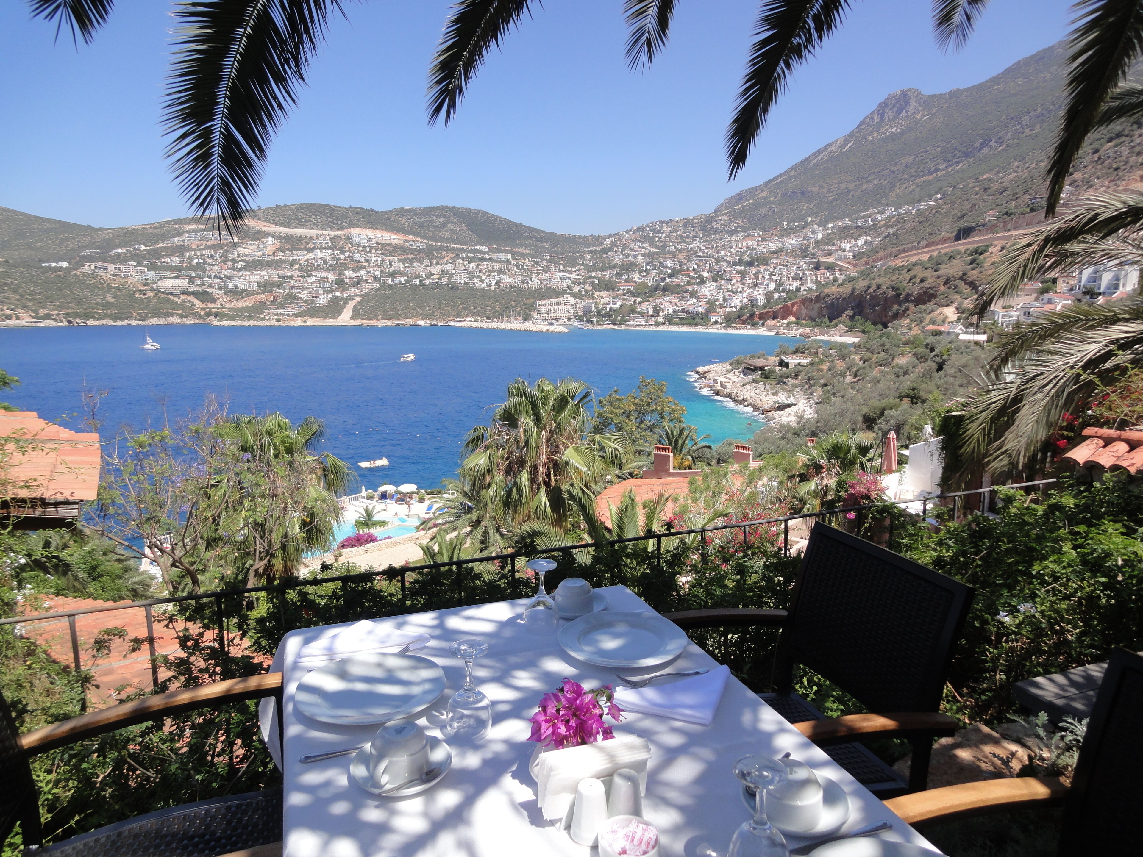 3 restaurants, dinner served