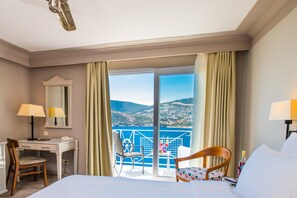 Junior Suite, Sea View, Corner | Premium bedding, minibar, in-room safe, desk