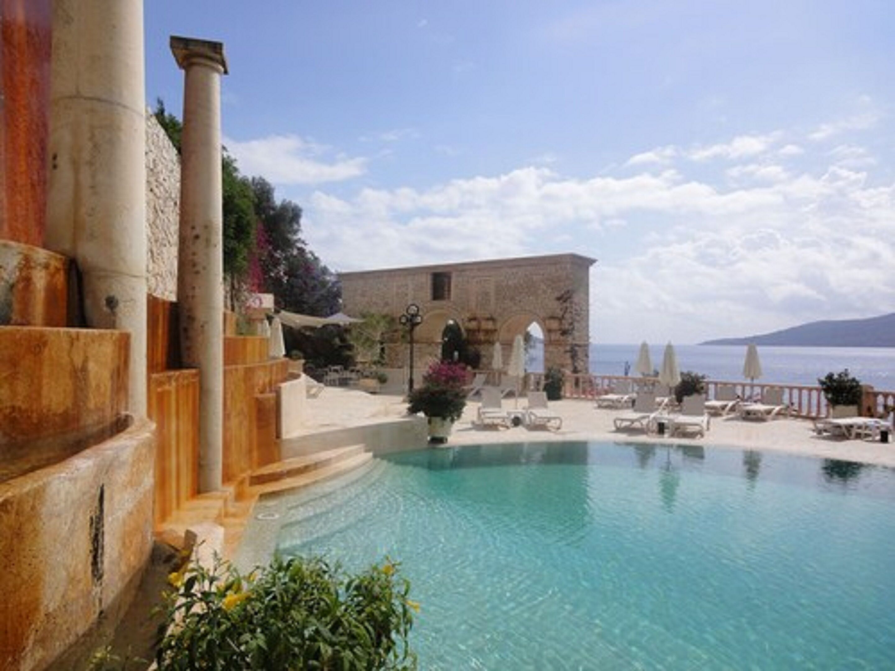 3 outdoor pools, open 8:30 am to 6:30 pm, pool loungers