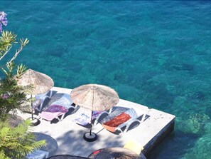 Aan een privéstrand, roeien