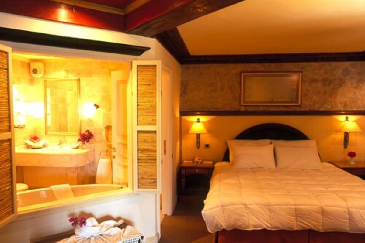 Junior Double Room, Jetted Tub, Sea View | 1 bedroom, premium bedding, minibar, in-room safe