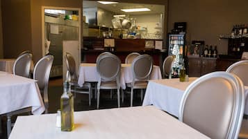 Se sirven cenas y cocina italiana