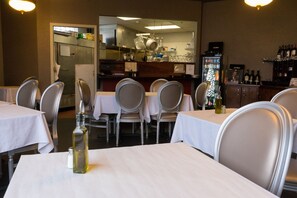 Se sirven cenas y cocina italiana