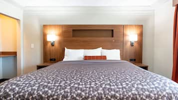 Skrivebord, blendingsgardiner, lydisolert og strykejern/-brett