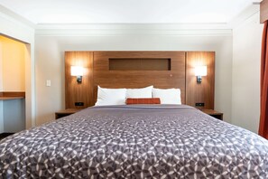 Desk, blackout drapes, soundproofing, iron/ironing board - Kalika Hotel (Niagara Falls)