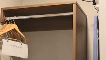 Schreibtisch, Verdunkelungsvorhänge, schallisolierte Zimmer