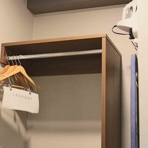 مكتب وستائر تعتيم وتجهيزات عازلة للصوت ومكواة/لوح كي