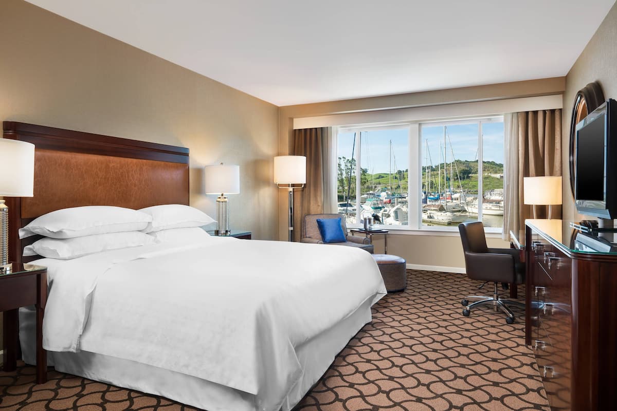 Deluxe Room, 1 King Bed, Marina View | Hypo-allergenic bedding, in-room safe, desk, blackout drapes