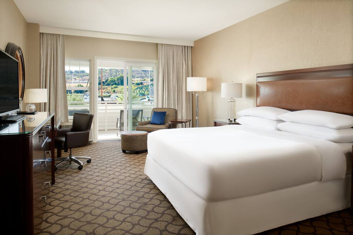 Deluxe Room, 1 Katil Raja (King), Patio, Marina View | Peralatan tempat tidur hipoalergenik, peti besi dalam bilik, meja 