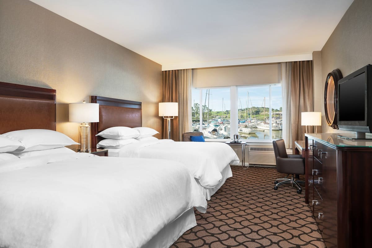Hypo-allergenic bedding, in-room safe, desk, blackout drapes