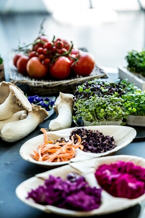 Variedad de verduras frescas y hierbas sobre una mesa.