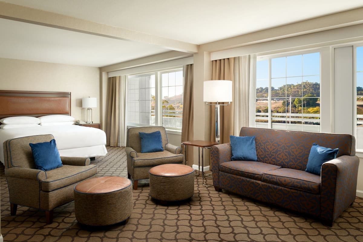 Executive Suite, 1 King Bed with Sofa bed, Marina View | Living room | LCD TV, pay movies