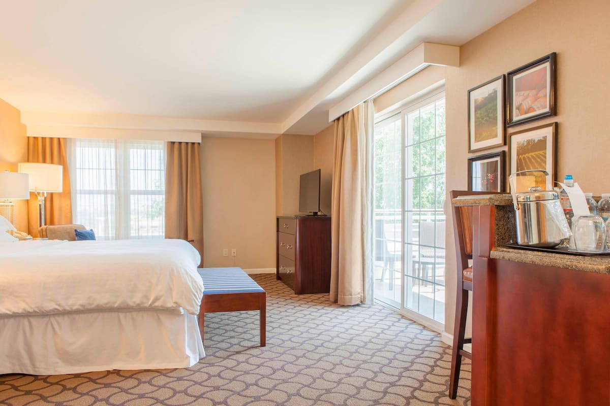 Junior Suite, 1 King Bed, Balcony | Hypo-allergenic bedding, in-room safe, desk, blackout drapes