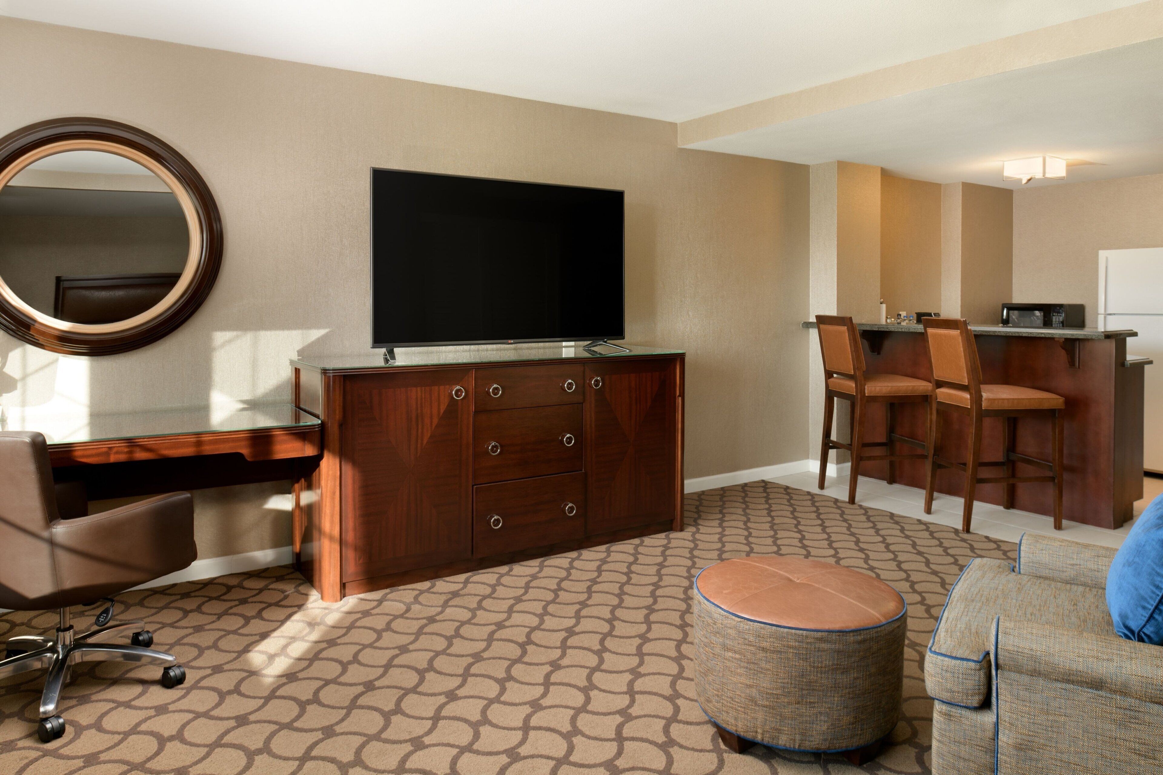 executive suite, 1 king bed with sofa bed, marina view | living room | lcd tv, pay films