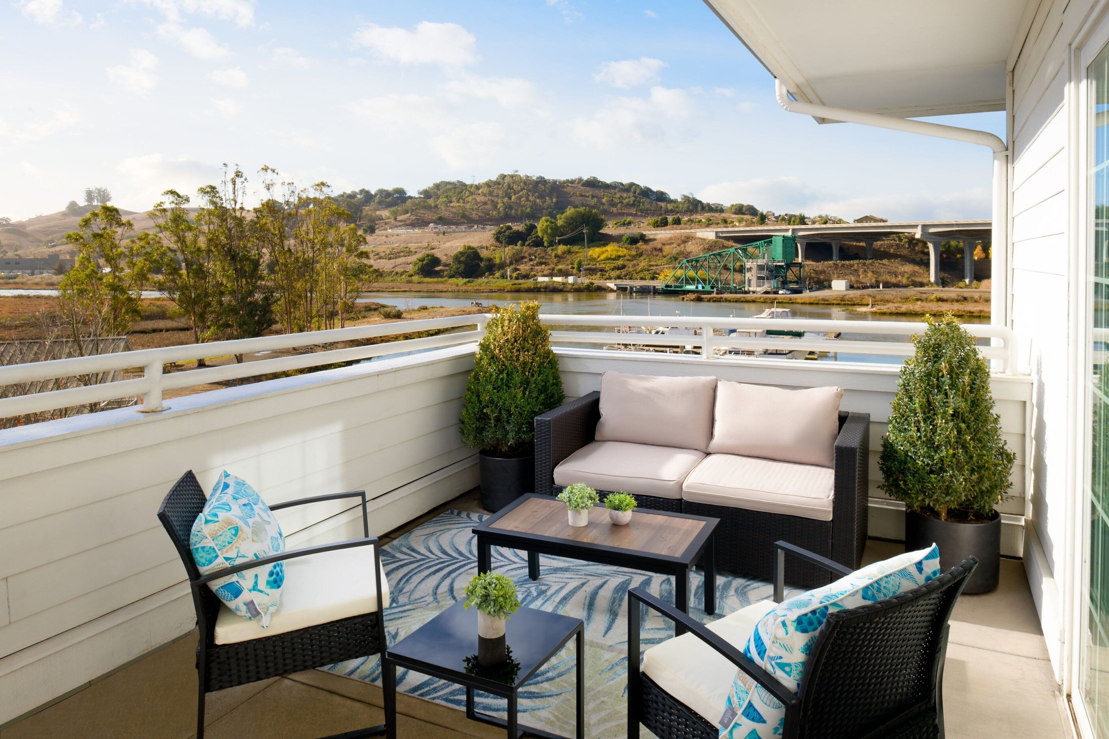 Junior Suite, 1 King Bed, Balcony | Hypo-allergenic bedding, in-room safe, desk, blackout drapes