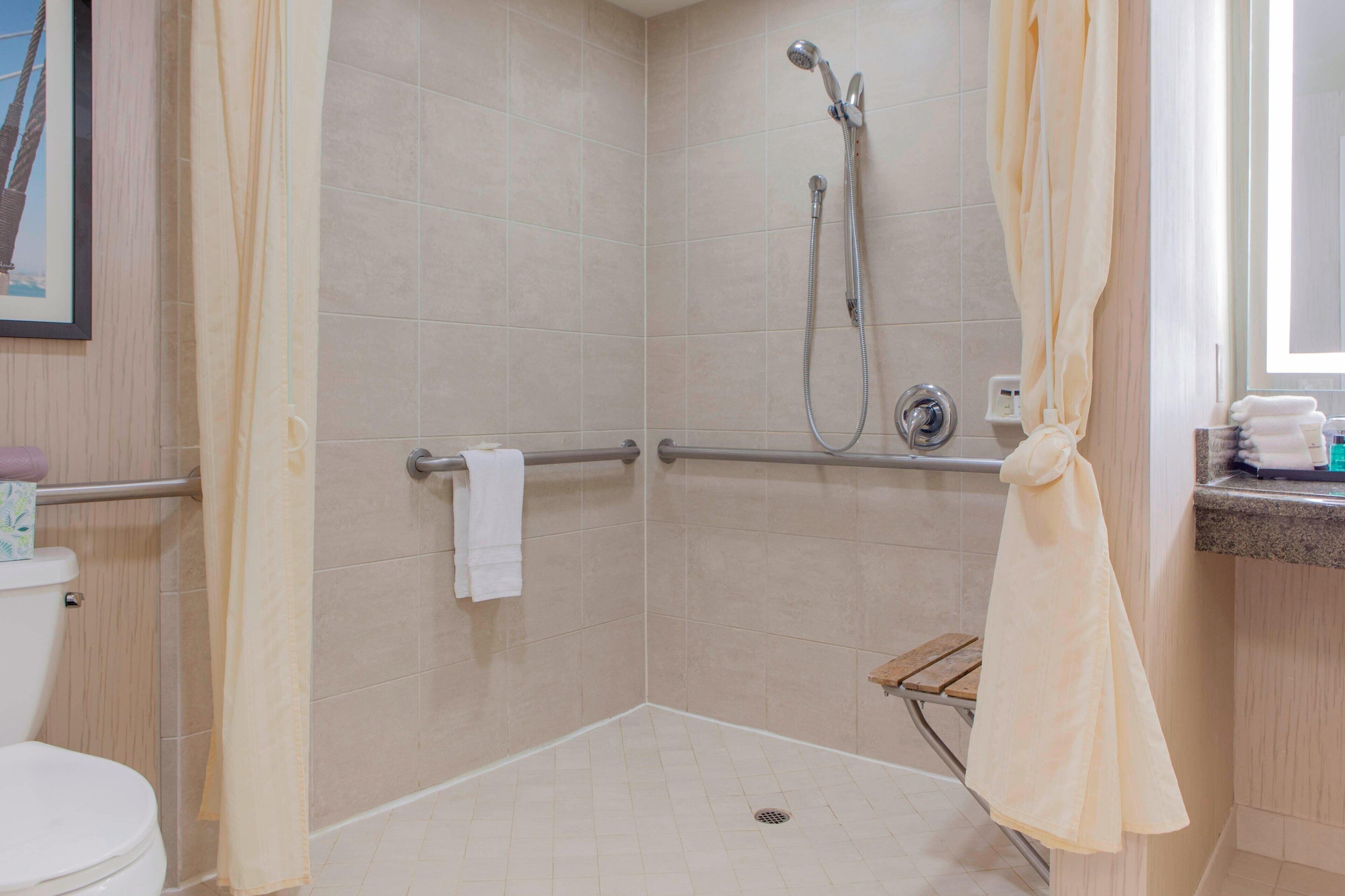Een badkamer met een douche, toilet en wastafel.