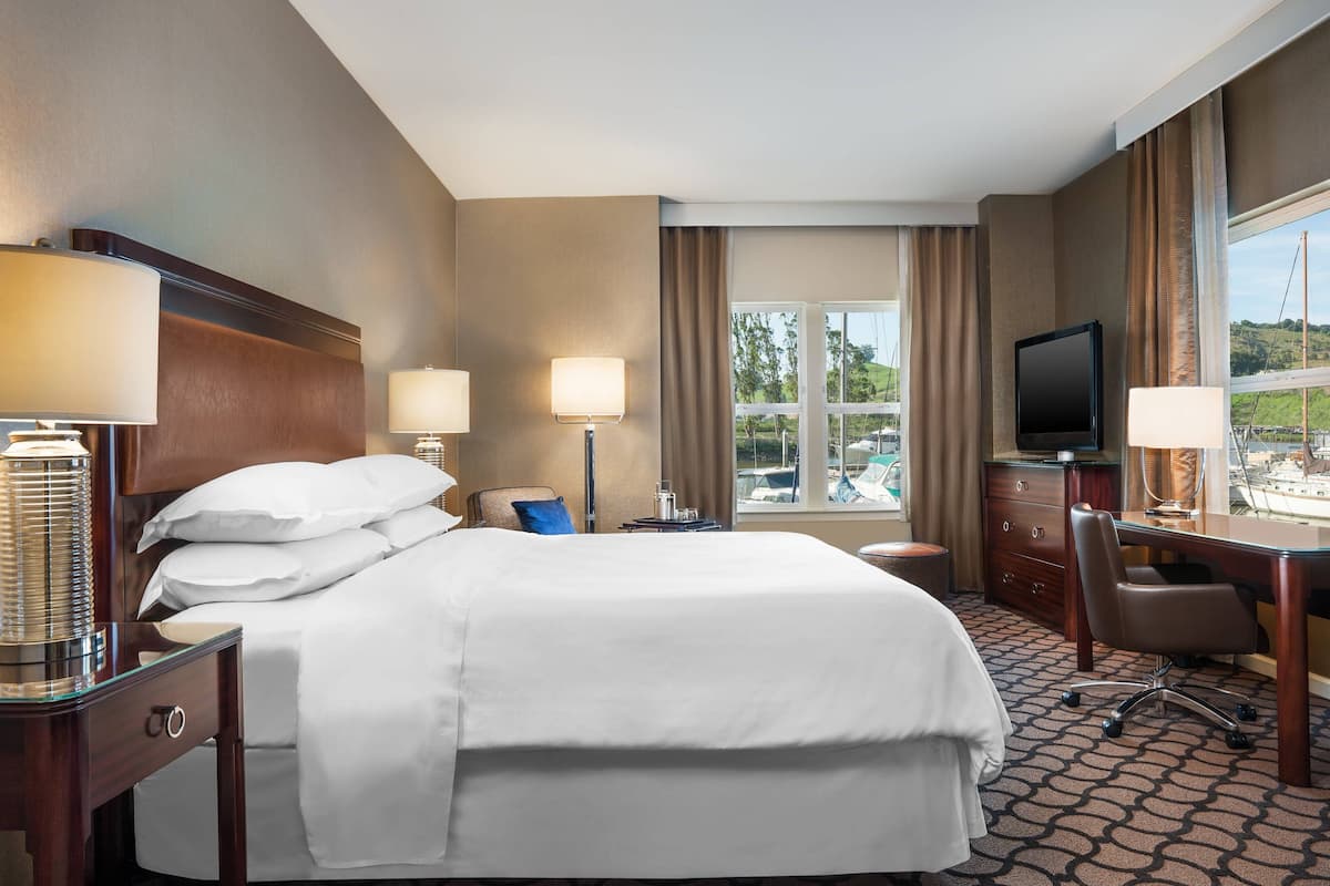 Hypo-allergenic bedding, in-room safe, desk, blackout drapes