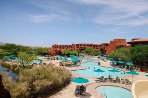 2 piscines extérieures, parasols de plage, chaises longues