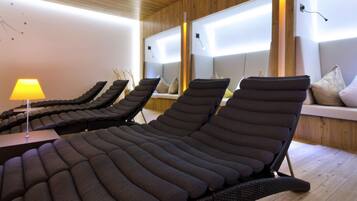 Outdoor treatment area, sauna, hot tub, steam room, Turkish bath/hammam
