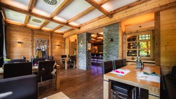 3 间餐厅,供应午餐和晚餐,亚洲菜