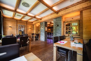 3 restaurantes; se sirve almuerzo y cena; cocina asiática