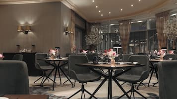 3 Restaurants; Mittagessen und Abendessen werden serviert