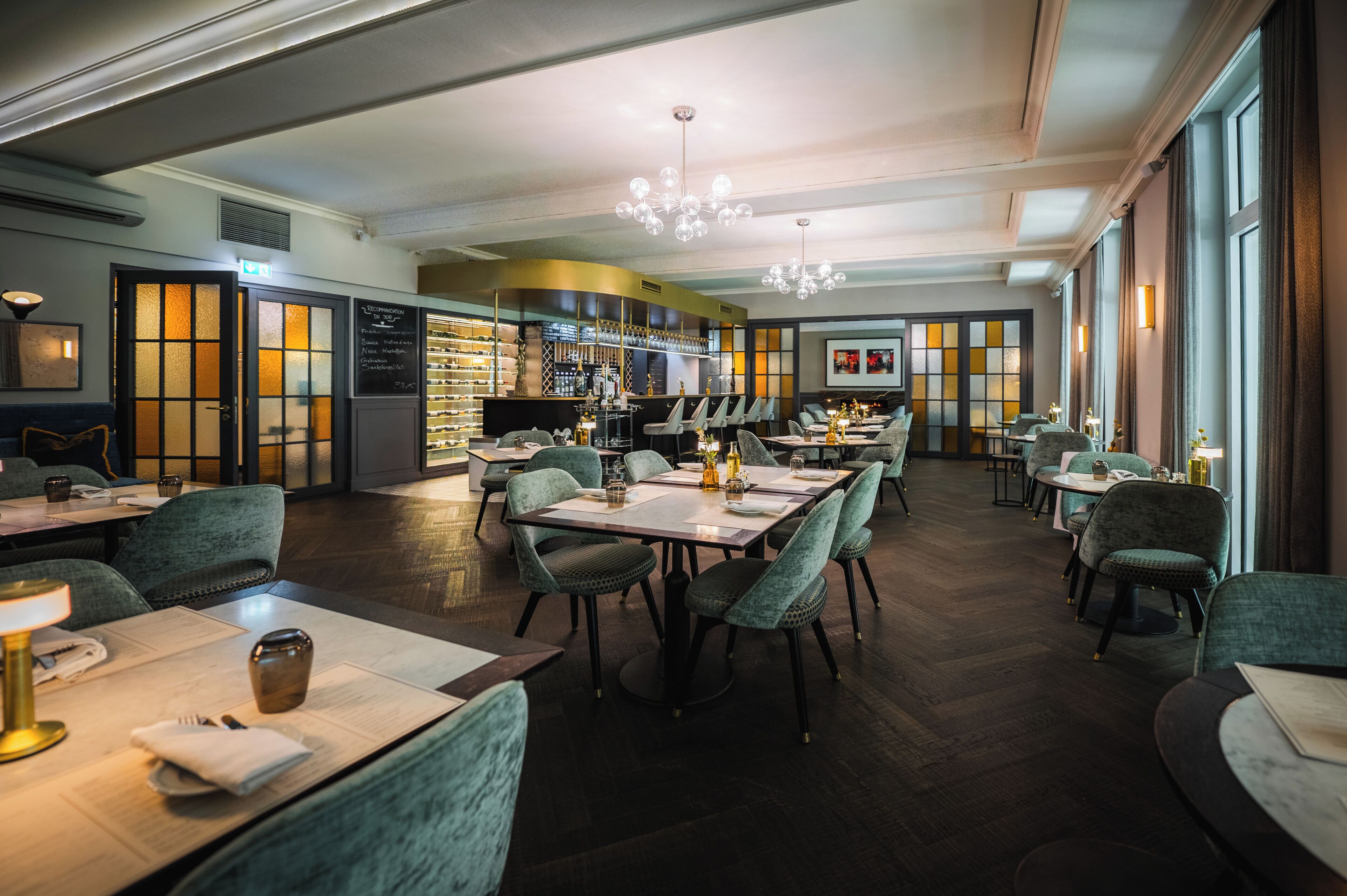Ein Restaurant mit mehreren Tischen, Stühlen und einer Bar.