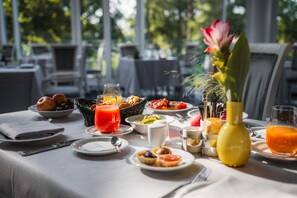 3 restaurantes; se sirven comidas y cenas