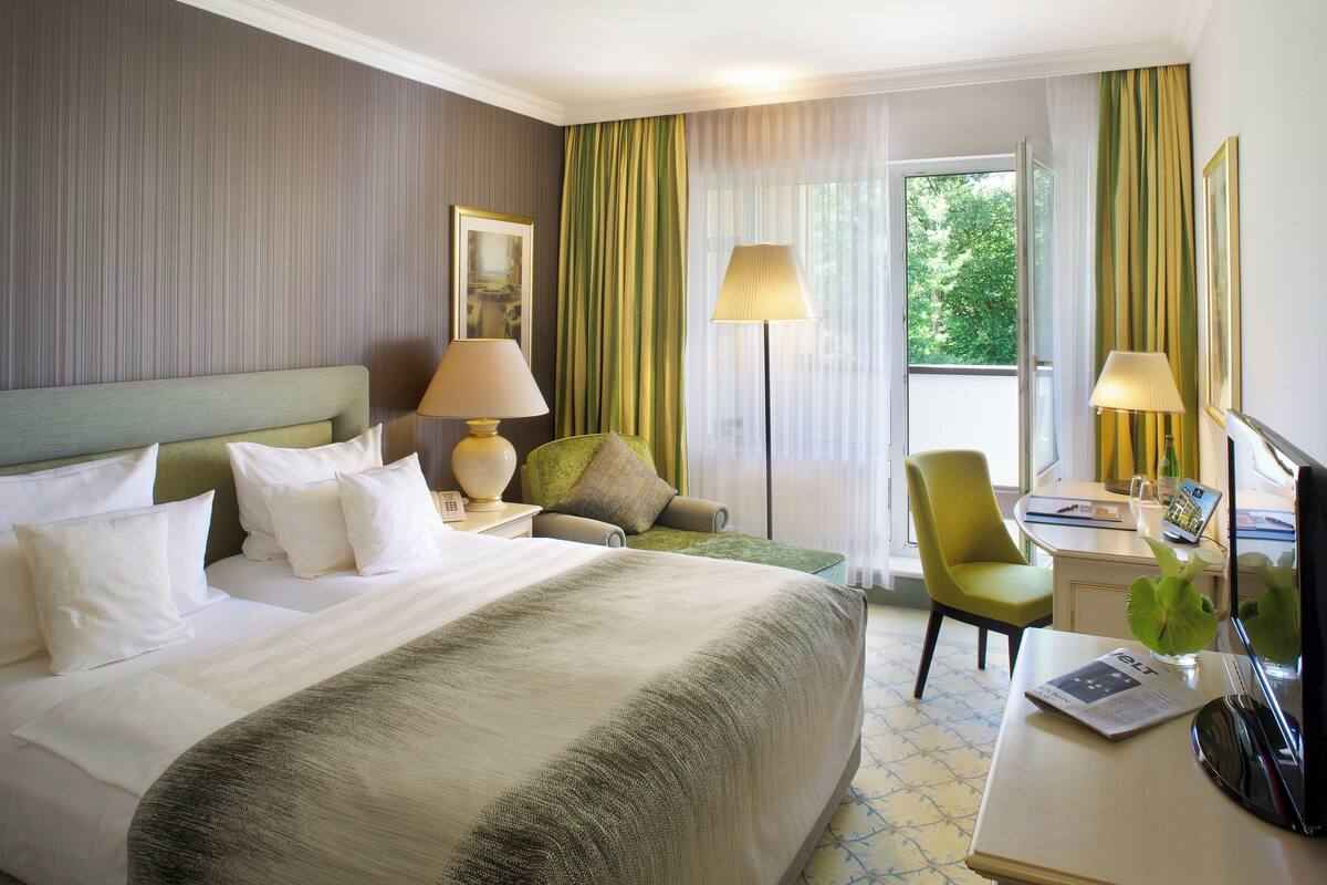 Comfort Room | Minibar, in-room safe, desk, laptop workspace