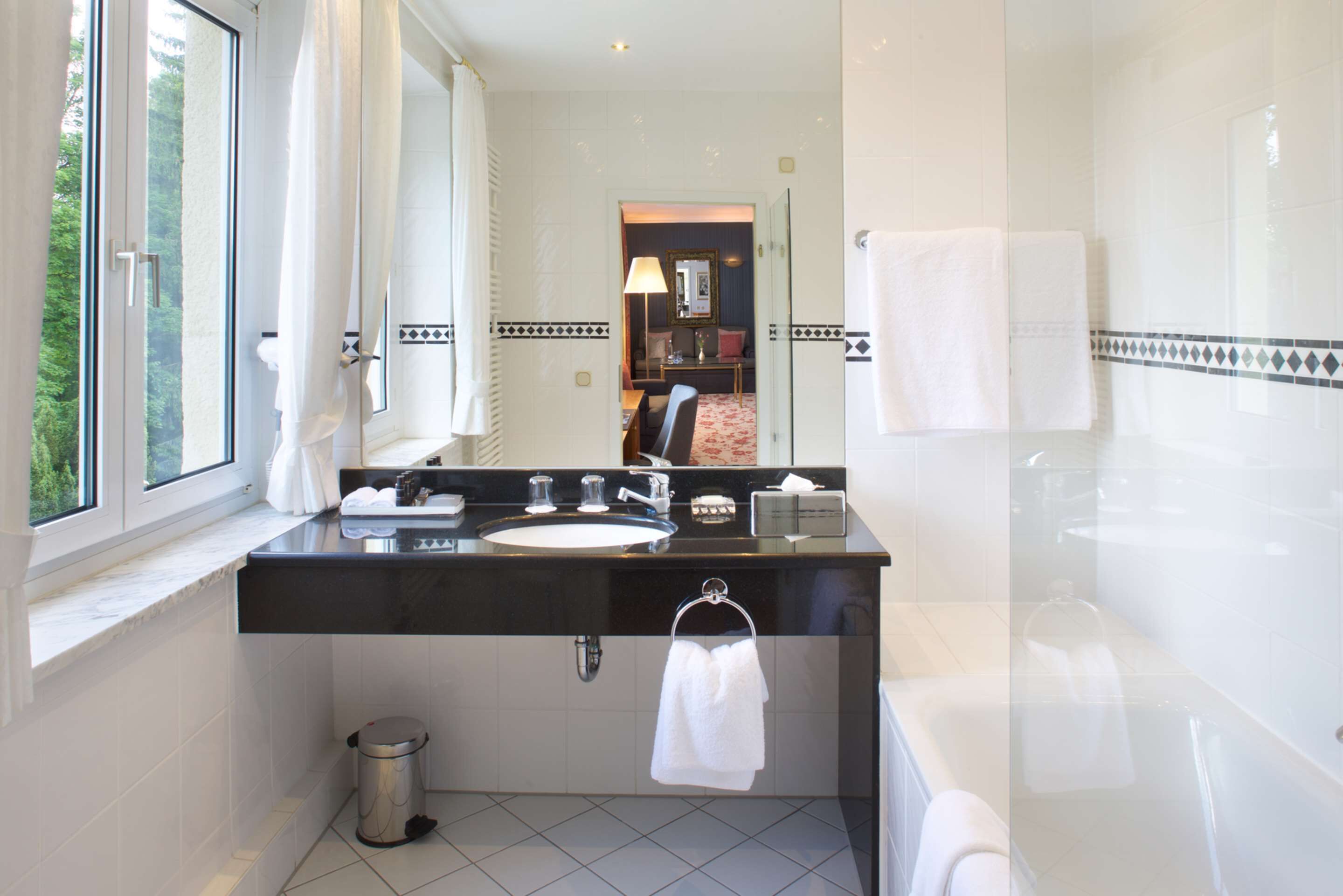 classic room | 1 bedroom, minibar, in-room safe, desk