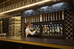 3 restaurantes, com serviço de almoço e jantar; culinária asiática