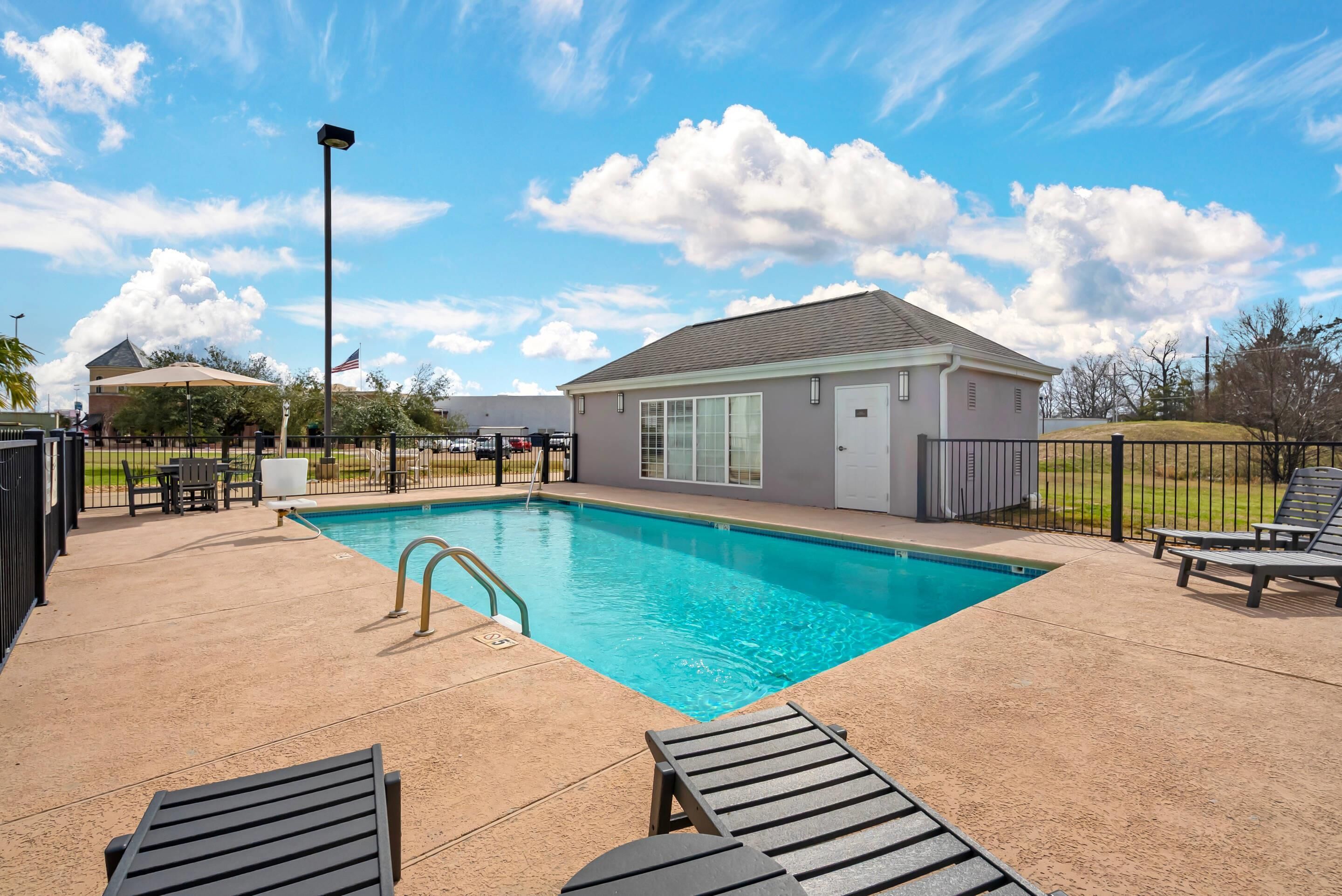 Piscine extérieure (ouverte en saison)