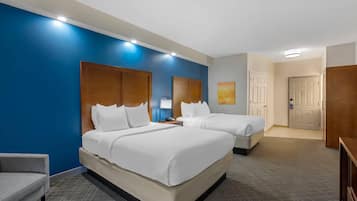 Escritorio, tabla de planchar con plancha, wifi gratis y ropa de cama