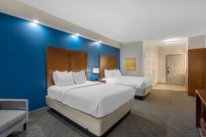 Escritorio, tabla de planchar con plancha, wifi gratis y ropa de cama 