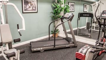 Et fitnesscenter med løbebånd, træningscykler og styrkemaskiner.