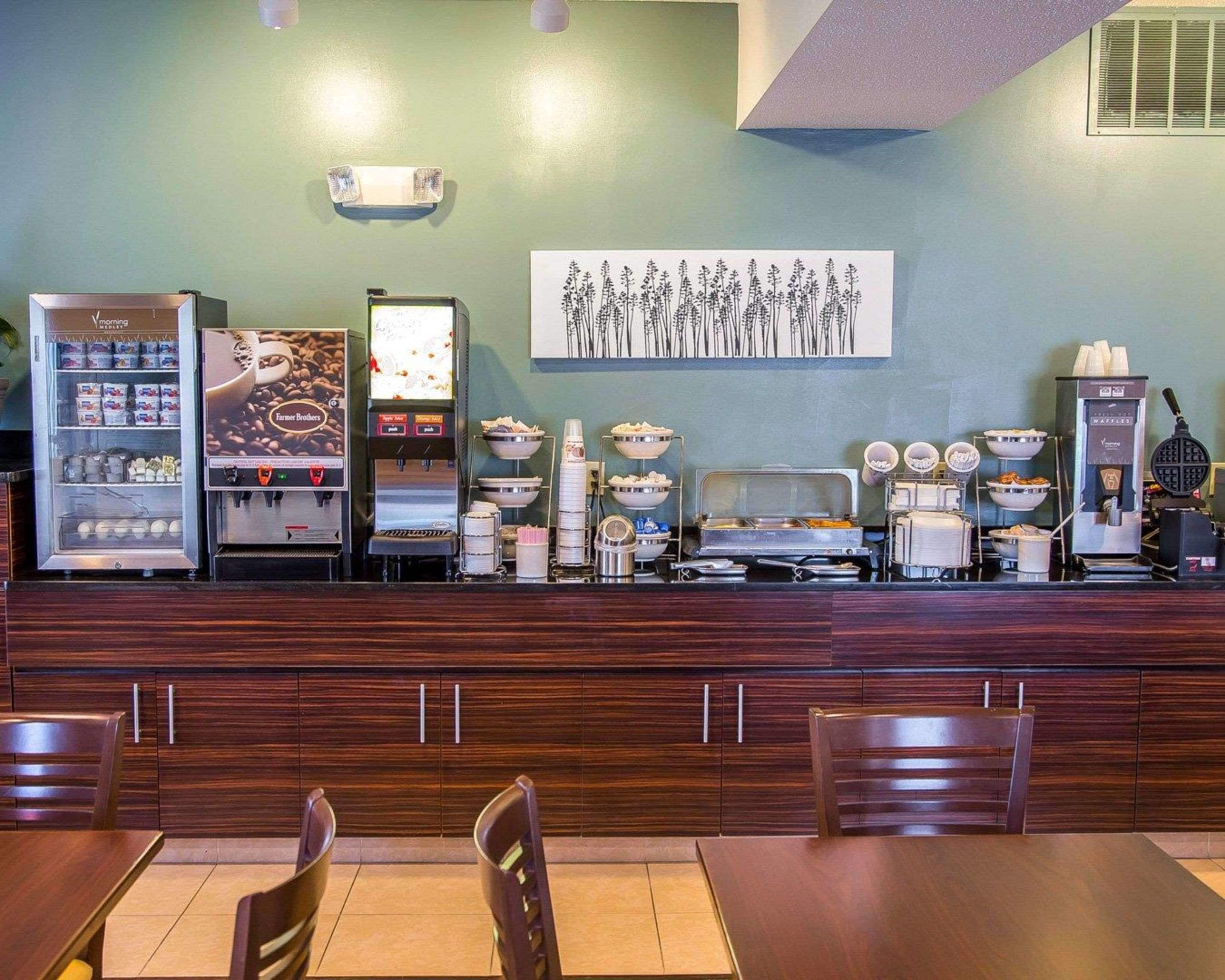 free buffet breakfast