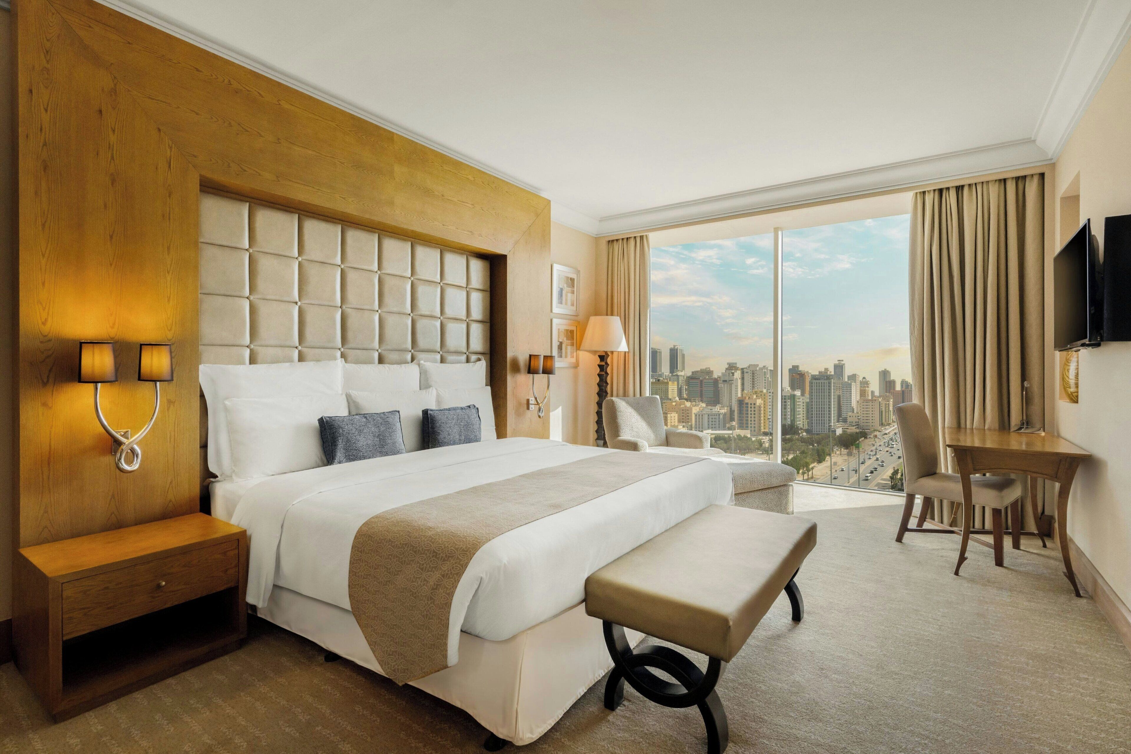 Deluxe-sviitti, 1 suuri parisänky | Egyptinpuuvillaiset lakanat, minibaari, tallelokero huoneessa, työpöytä